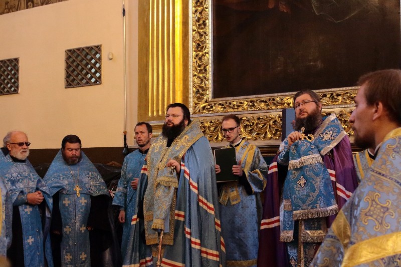 Акафист о мире и любви, аспекты выбора пищевого поведения и обезьяна из одноразовых тарелок Акафист о мире и любви