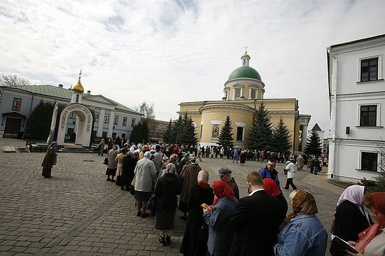 Очередь к мощам святителя Спиридона. Москва, Данилов монастырь, 2007 год