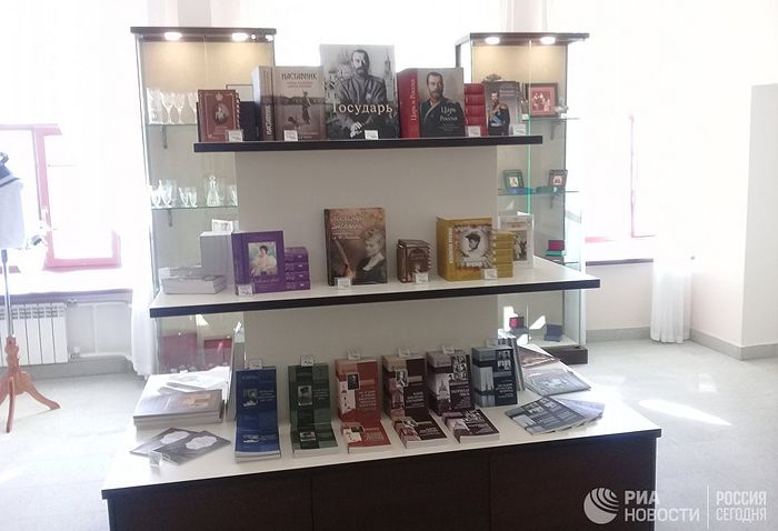 Книги о царской семье в коллекции музея семьи Николая Второго в Тобольске. Фото: РИА Новости / Ольга Ерачина