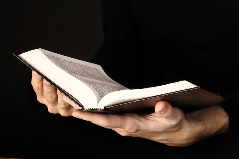 Держать открытую книгу. Книга в руках. Открытая Библия в руках. Книжка в руках. Библия в руках.